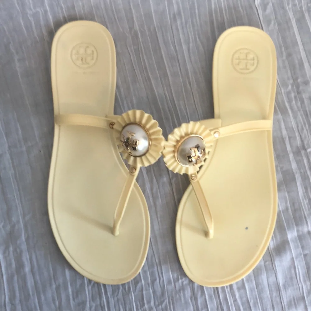 TORY BURCH Melody Pearl large MILER pearlesque size 9 pale yellow rubber sandals